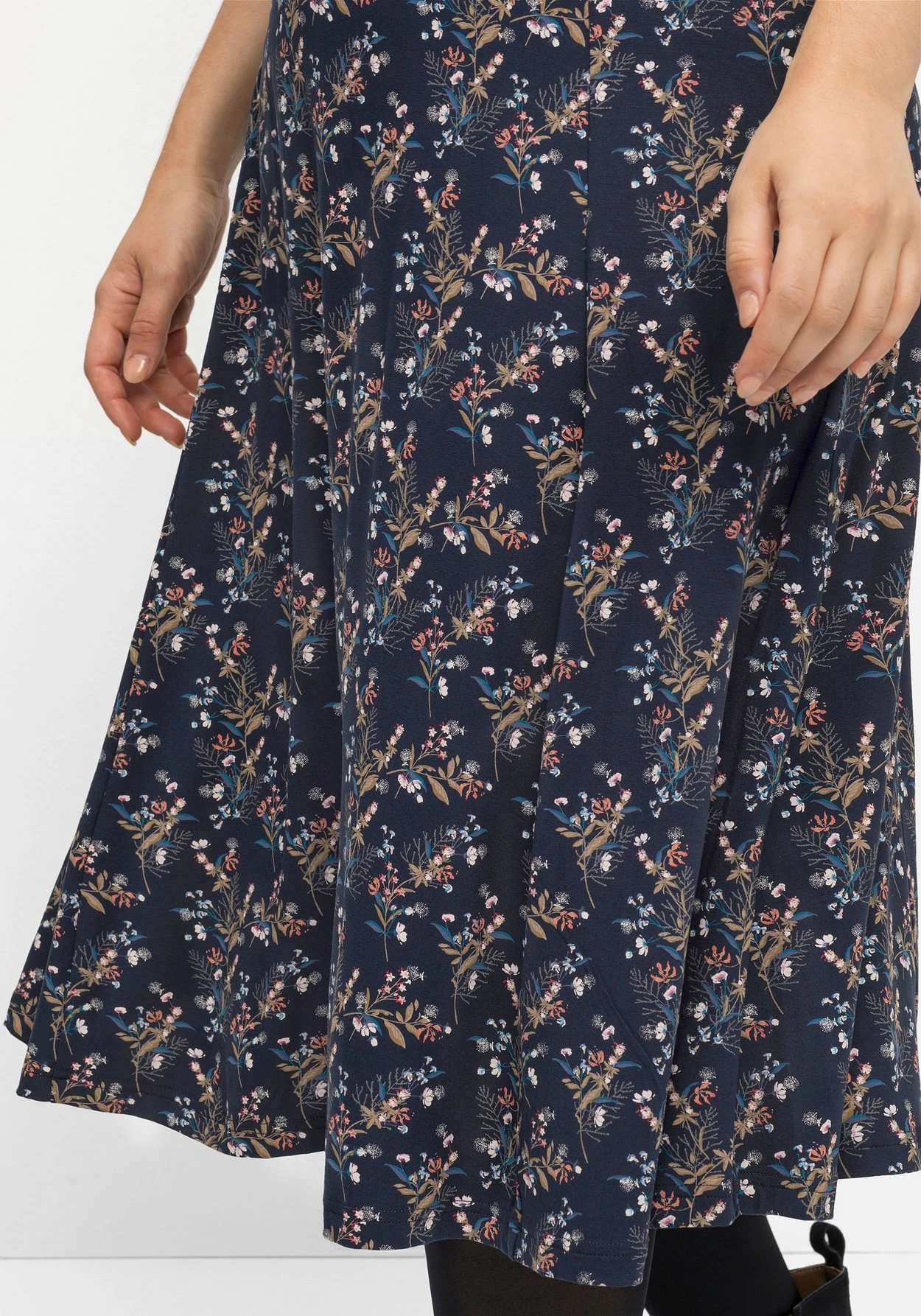 Sheego Jerseykleid In Midilänge, Mit Blumendruck 7 Sheego Jerseykleid In Midilänge, Mit Blumendruck – Bild 5