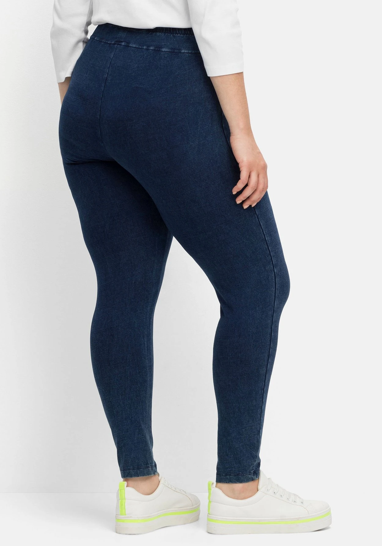 Sheego Leggings In Denimoptik, Mit Breiter Passe 5 Sheego Leggings In Denimoptik, Mit Breiter Passe – Bild 3