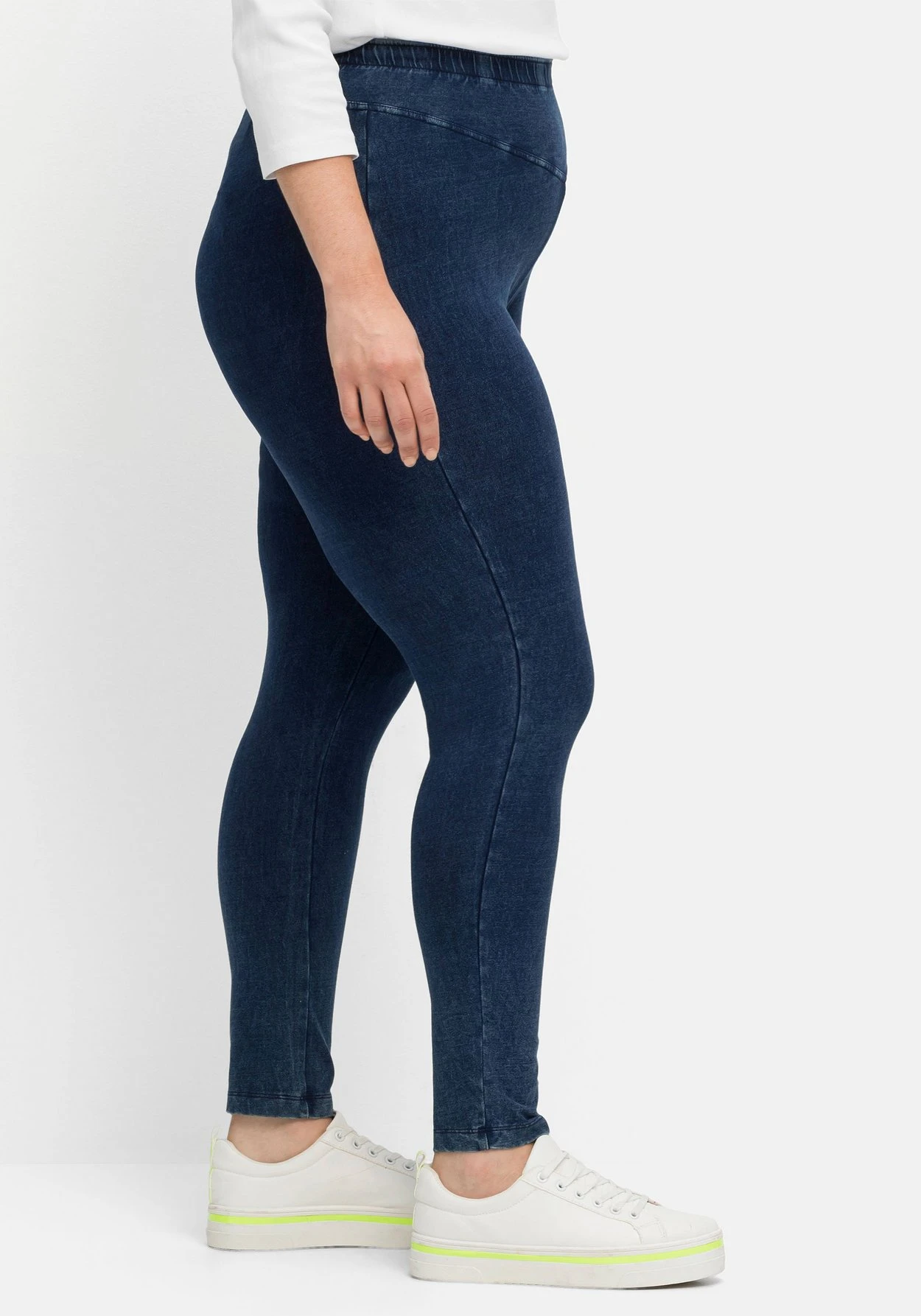 Sheego Leggings In Denimoptik, Mit Breiter Passe 4 Sheego Leggings In Denimoptik, Mit Breiter Passe – Bild 2