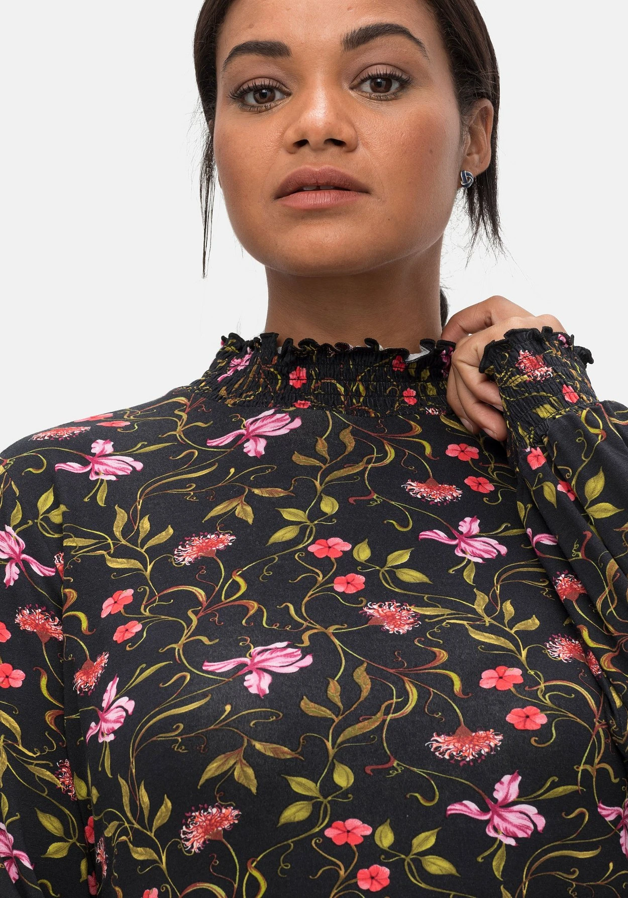 Langarmshirt Mit Smokdetails Und Volant Am Saum 7 Langarmshirt Mit Smokdetails Und Volant Am Saum – Bild 5