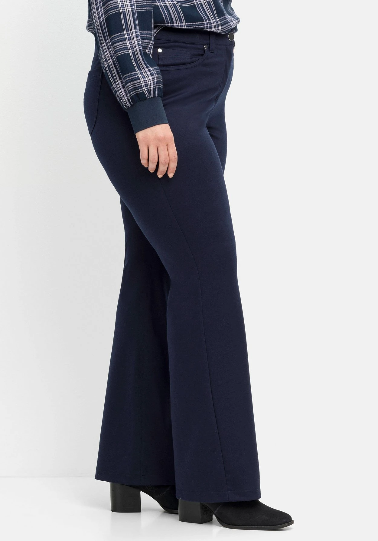 Sheego Bootcut-Hose In Five-Pocket-Form, Elastische Qualität 4 Sheego Bootcut-Hose In Five-Pocket-Form, Elastische Qualität – Bild 2