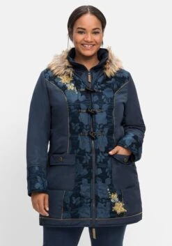 Outdoorjacke Mit Kapuze Und Femininen Details