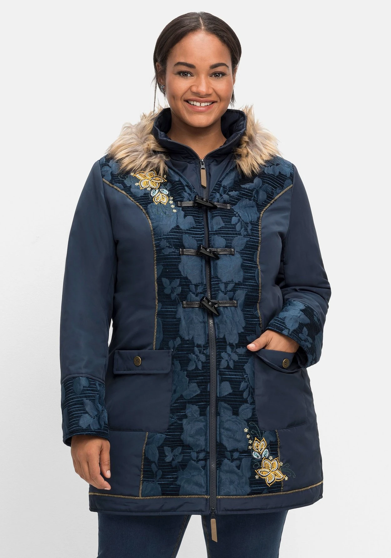 Outdoorjacke Mit Kapuze Und Femininen Details 3 Outdoorjacke Mit Kapuze Und Femininen Details