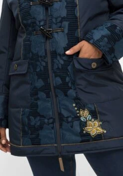 Outdoorjacke Mit Kapuze Und Femininen Details 12 Outdoorjacke Mit Kapuze Und Femininen Details -Sheego Verkaufsgeschäft 14579900035 04IXT 02 SH