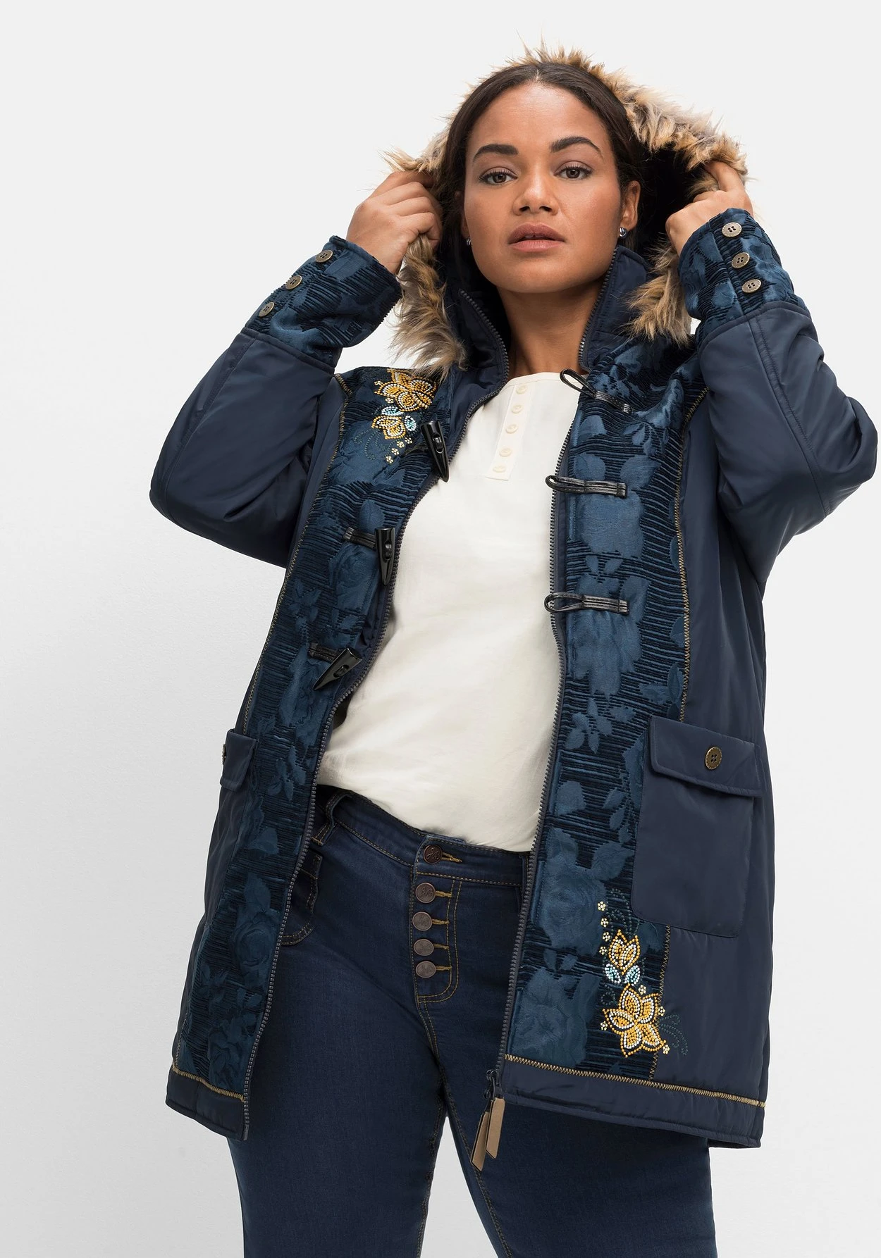 Outdoorjacke Mit Kapuze Und Femininen Details 8 Outdoorjacke Mit Kapuze Und Femininen Details – Bild 6