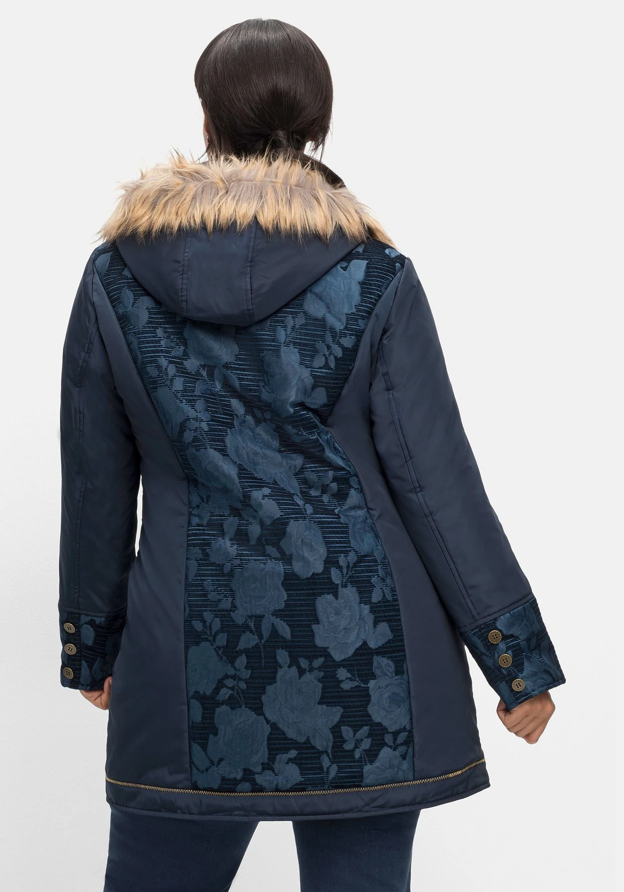 Outdoorjacke Mit Kapuze Und Femininen Details 4 Outdoorjacke Mit Kapuze Und Femininen Details – Bild 2