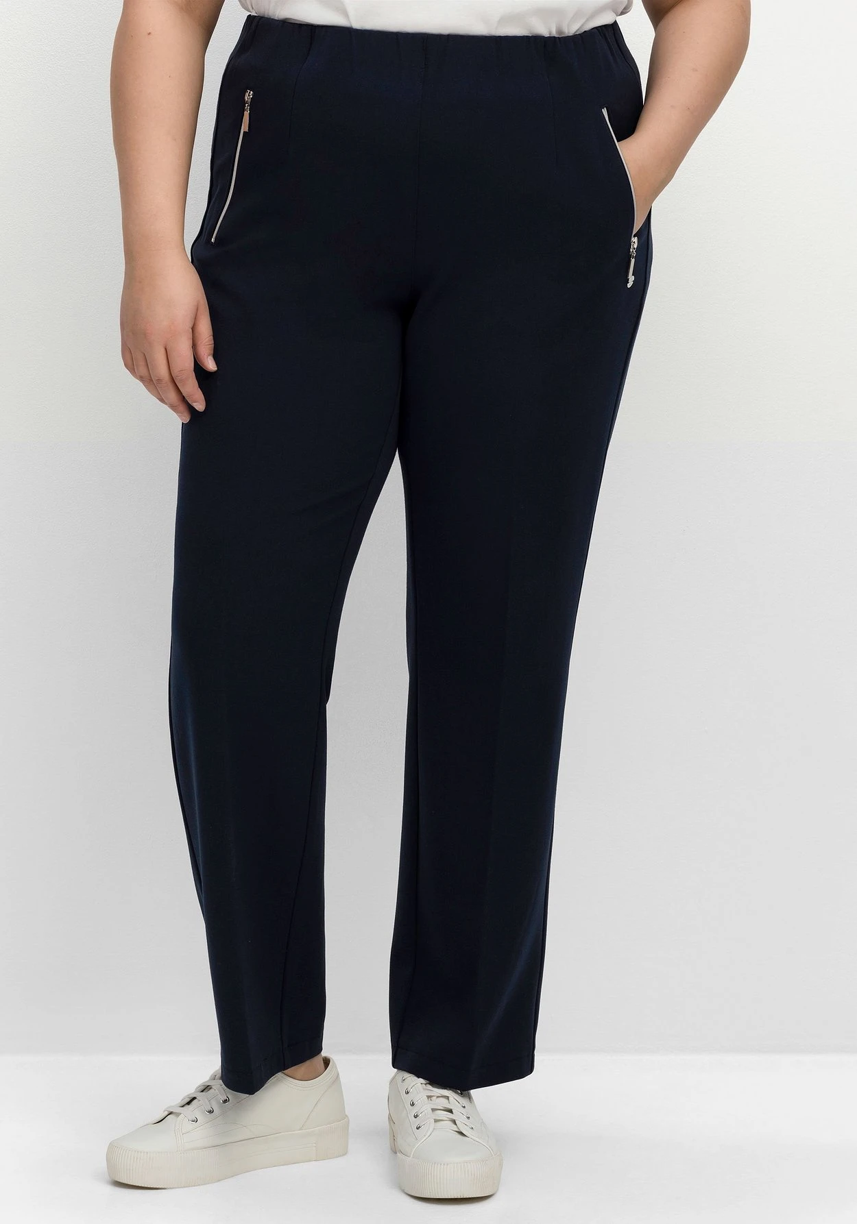 Sheego Schlupfhose Mit Bügelfalten Und Deko-Zipper 9 Sheego Schlupfhose Mit Bügelfalten Und Deko-Zipper – Bild 7