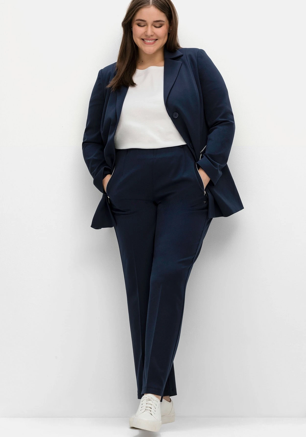 Sheego Schlupfhose Mit Bügelfalten Und Deko-Zipper 7 Sheego Schlupfhose Mit Bügelfalten Und Deko-Zipper – Bild 5