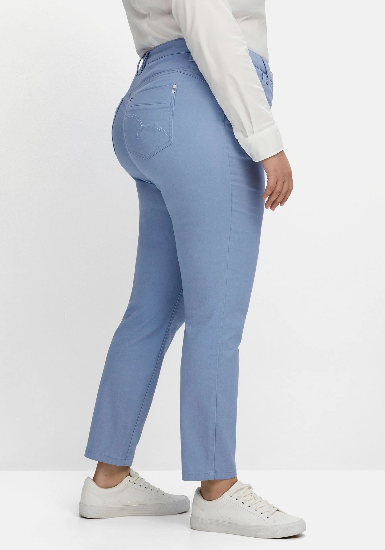 Sheego Schmale Hose Im Coloured-Denim-Look 4 Sheego Schmale Hose Im Coloured-Denim-Look – Bild 2