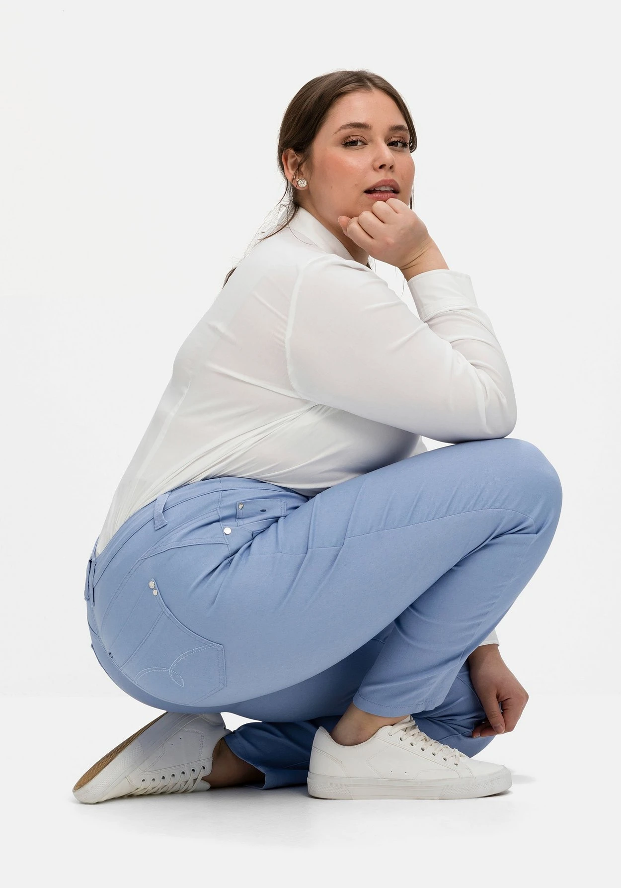 Sheego Schmale Hose Im Coloured-Denim-Look 7 Sheego Schmale Hose Im Coloured-Denim-Look – Bild 5