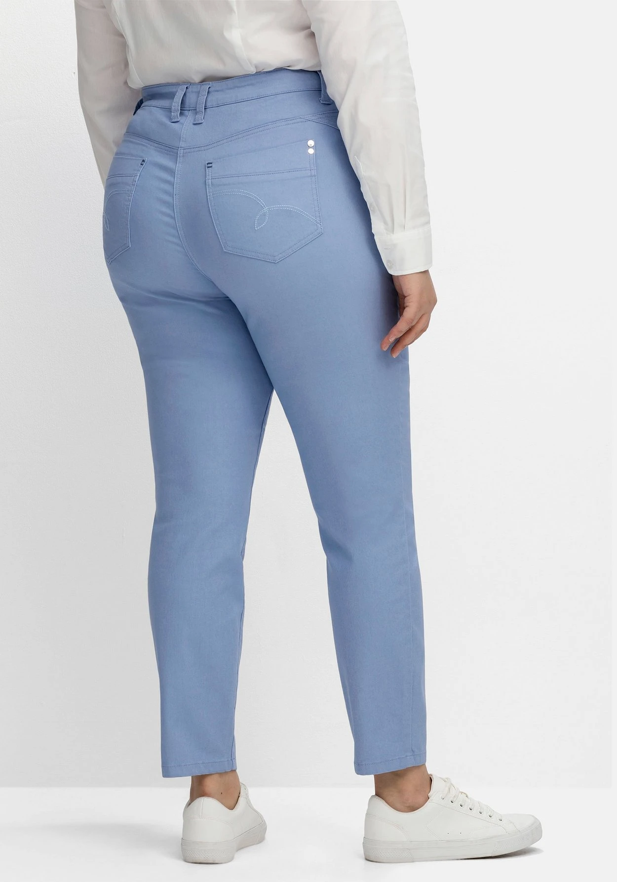 Sheego Schmale Hose Im Coloured-Denim-Look 5 Sheego Schmale Hose Im Coloured-Denim-Look – Bild 3