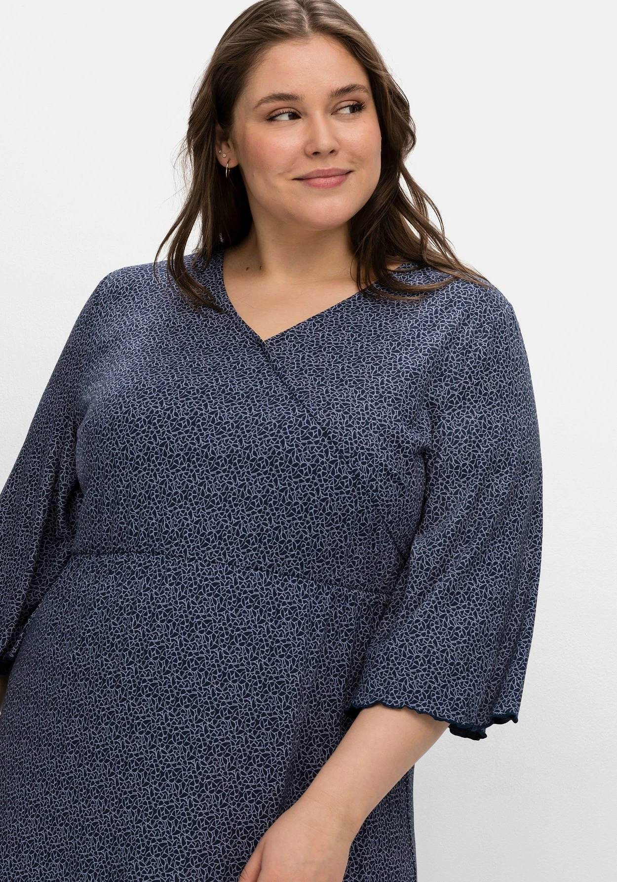 Sheego Jerseykleid In Wickeloptik, Mit Minimalprint 7 Sheego Jerseykleid In Wickeloptik, Mit Minimalprint – Bild 5