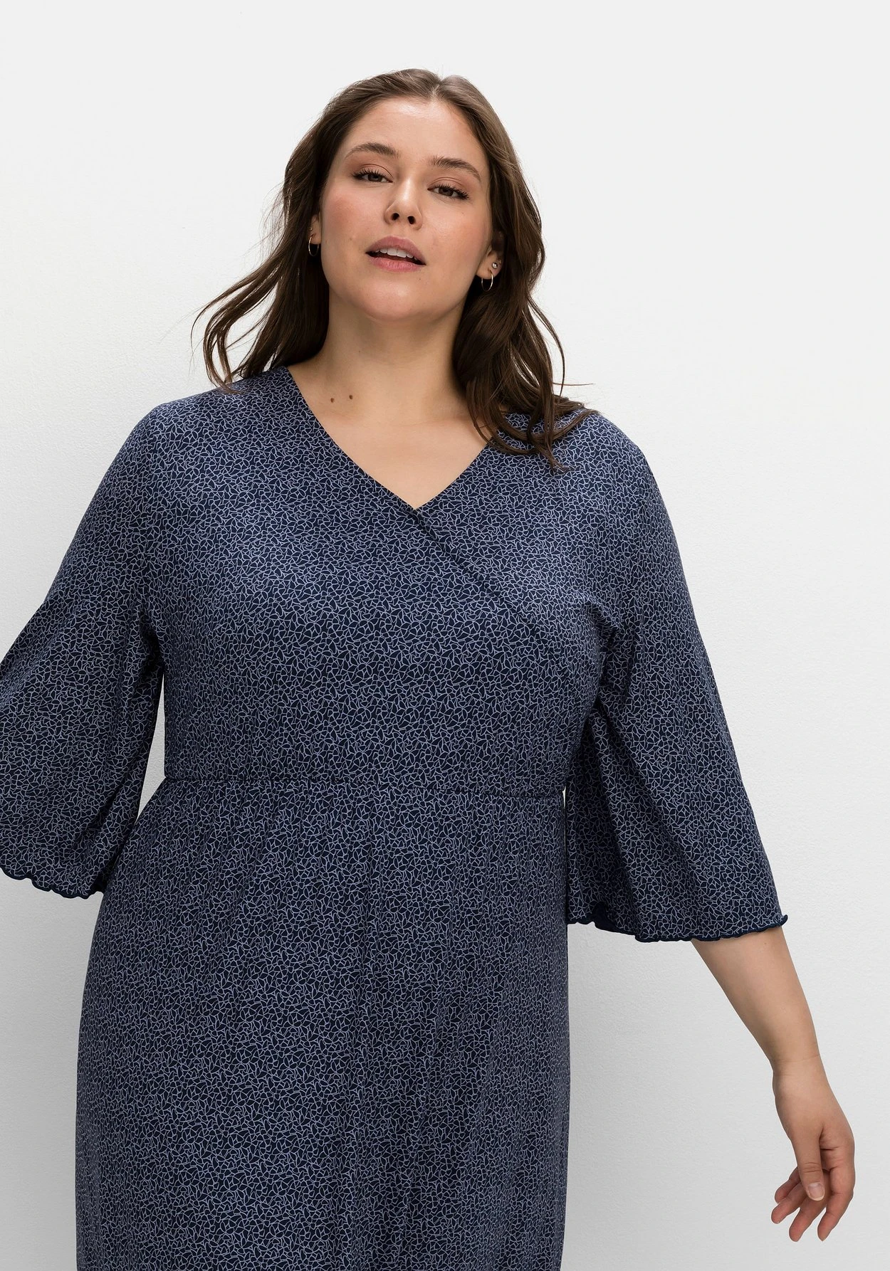 Sheego Jerseykleid In Wickeloptik, Mit Minimalprint 8 Sheego Jerseykleid In Wickeloptik, Mit Minimalprint – Bild 6