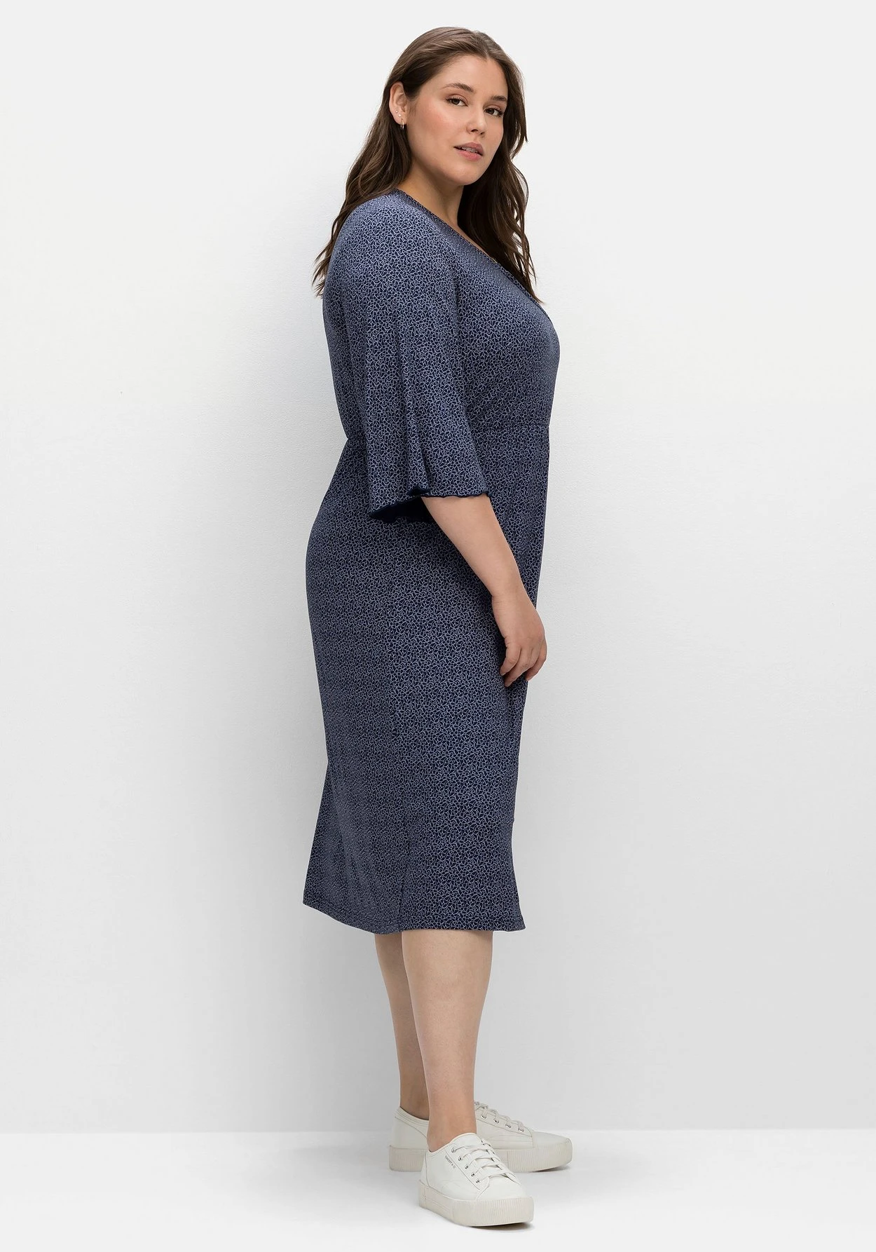 Sheego Jerseykleid In Wickeloptik, Mit Minimalprint 4 Sheego Jerseykleid In Wickeloptik, Mit Minimalprint – Bild 2