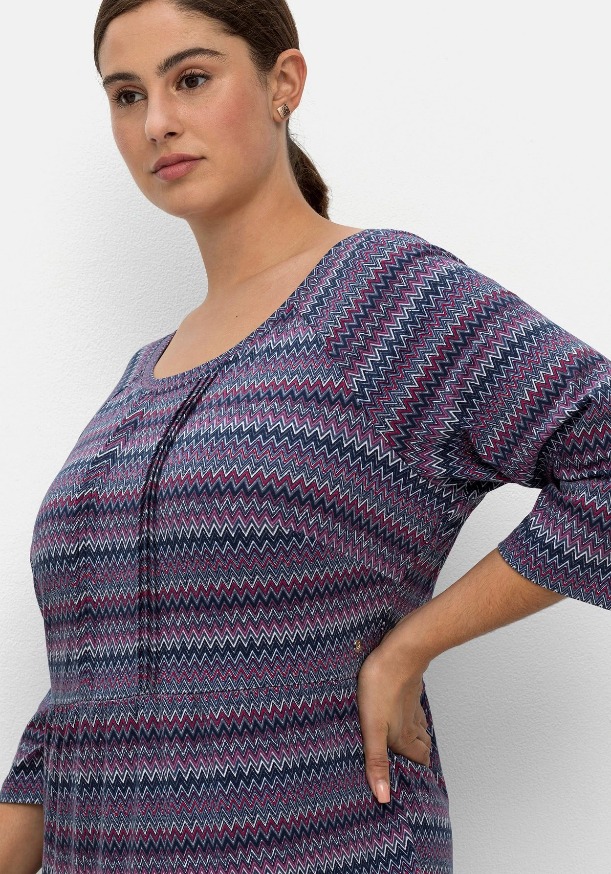 Sheego Jerseykleid Mit 3/4-Ärmeln Und Stufigen Volants 8 Sheego Jerseykleid Mit 3/4-Ärmeln Und Stufigen Volants – Bild 6