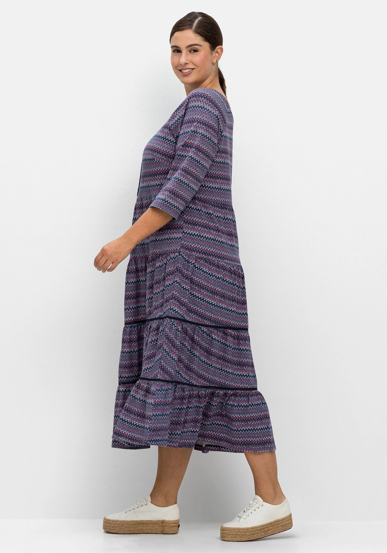 Sheego Jerseykleid Mit 3/4-Ärmeln Und Stufigen Volants 4 Sheego Jerseykleid Mit 3/4-Ärmeln Und Stufigen Volants – Bild 2