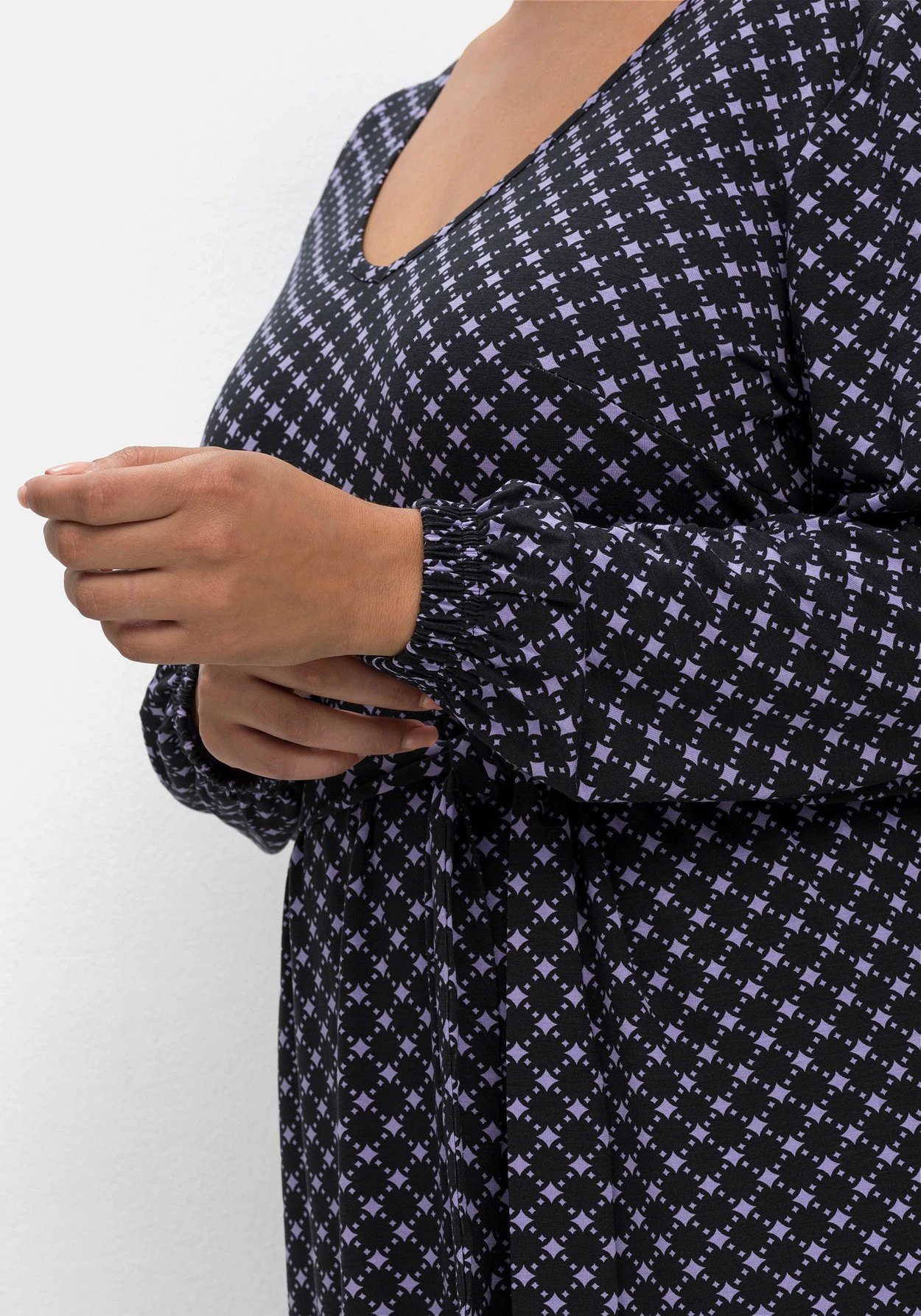 Sheego Jerseykleid In Petite-Passform, Mit Alloverprint 7 Sheego Jerseykleid In Petite-Passform, Mit Alloverprint – Bild 5