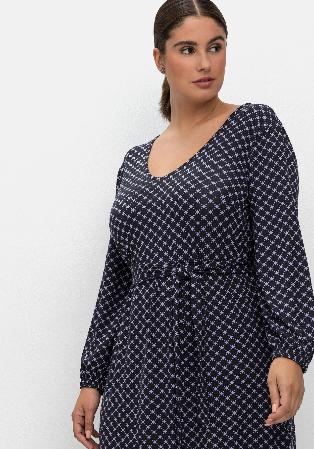 Sheego Jerseykleid In Petite-Passform, Mit Alloverprint 8 Sheego Jerseykleid In Petite-Passform, Mit Alloverprint – Bild 6