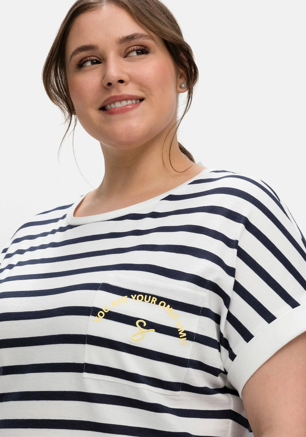 Sheego Ringelshirt Mit überschnittenen Schultern 7 Sheego Ringelshirt Mit überschnittenen Schultern – Bild 5