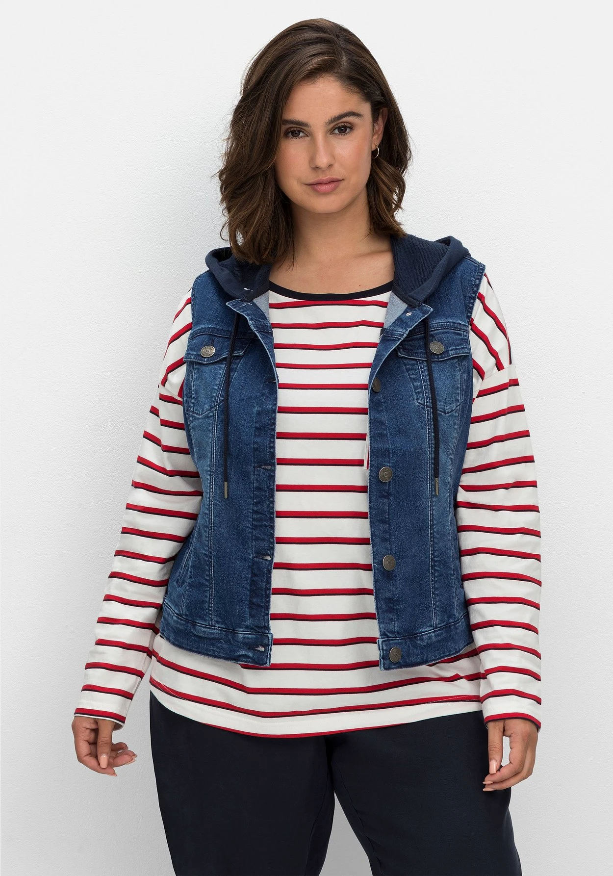 Sheego Kurze Jeansweste Mit Sweatkapuze, In Taillierter Form 3 Sheego Kurze Jeansweste Mit Sweatkapuze, In Taillierter Form