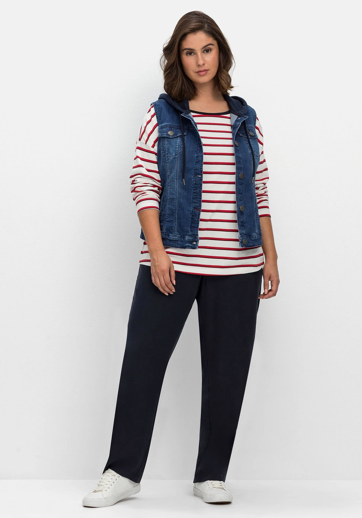 Sheego Kurze Jeansweste Mit Sweatkapuze, In Taillierter Form 6 Sheego Kurze Jeansweste Mit Sweatkapuze, In Taillierter Form – Bild 4