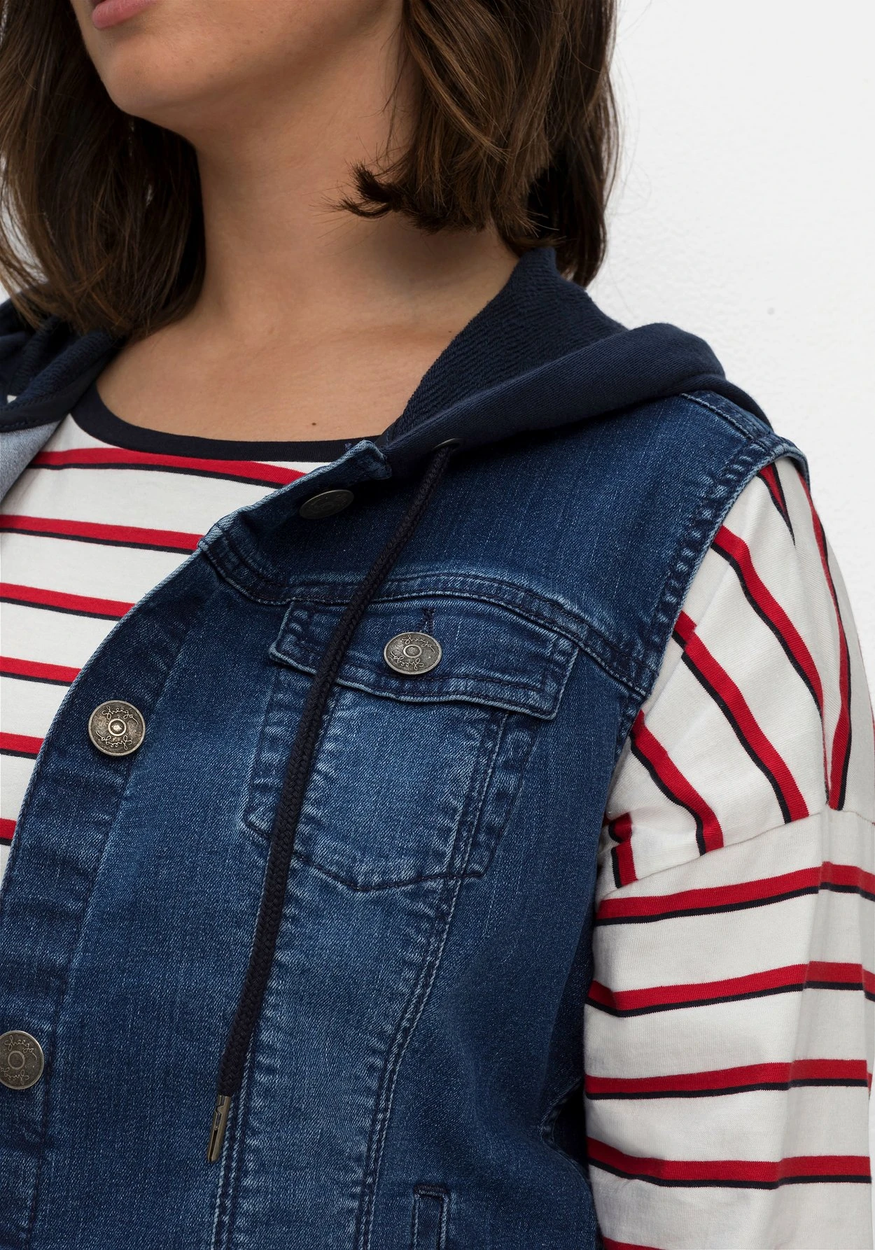 Sheego Kurze Jeansweste Mit Sweatkapuze, In Taillierter Form 7 Sheego Kurze Jeansweste Mit Sweatkapuze, In Taillierter Form – Bild 5