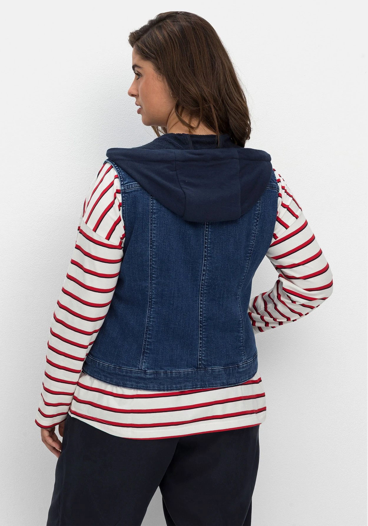 Sheego Kurze Jeansweste Mit Sweatkapuze, In Taillierter Form 4 Sheego Kurze Jeansweste Mit Sweatkapuze, In Taillierter Form – Bild 2