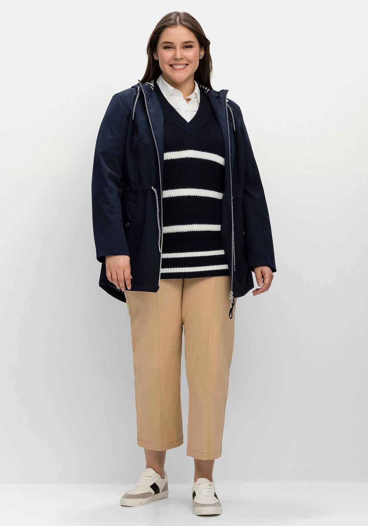 Sheego Softshell-Parka Mit Gestreifter Innenseite 6 Sheego Softshell-Parka Mit Gestreifter Innenseite – Bild 4