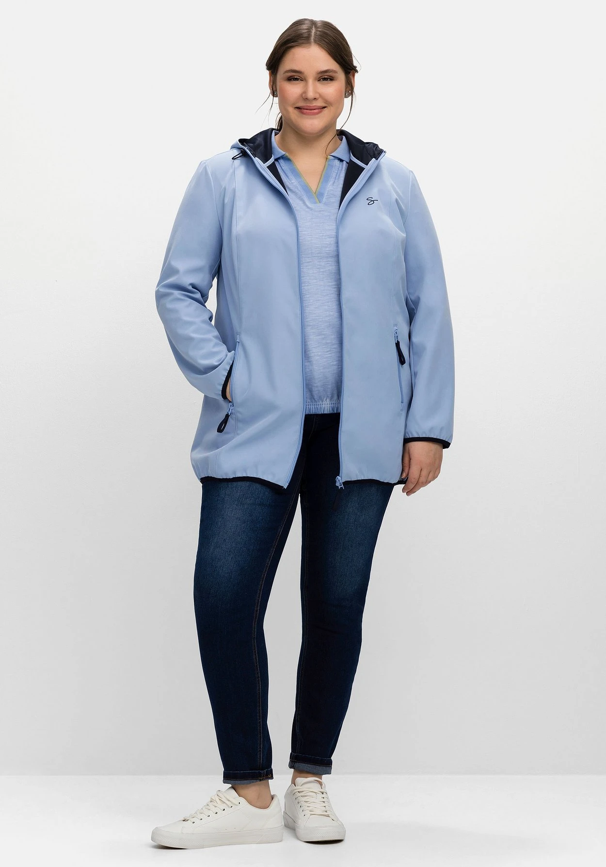 Sheego Softshelljacke Mit Kapuze Und Kontrastdetails 6 Sheego Softshelljacke Mit Kapuze Und Kontrastdetails – Bild 4