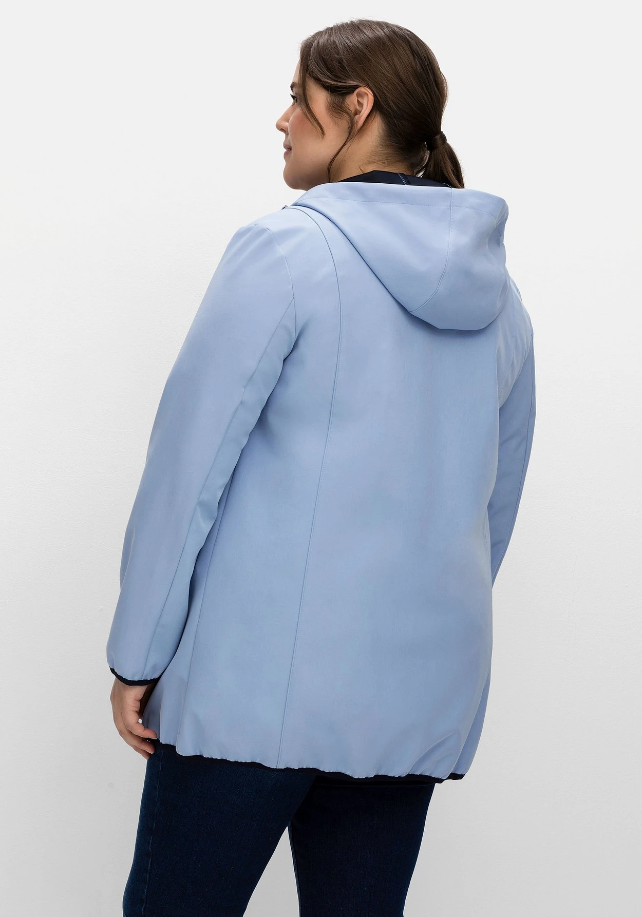 Sheego Softshelljacke Mit Kapuze Und Kontrastdetails 4 Sheego Softshelljacke Mit Kapuze Und Kontrastdetails – Bild 2