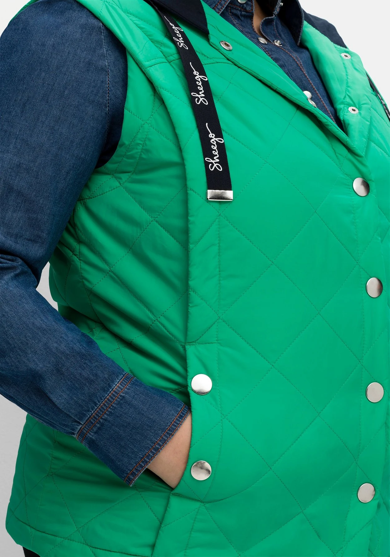 Sheego Taillierte Steppweste Mit Sweat-Kapuze 8 Sheego Taillierte Steppweste Mit Sweat-Kapuze – Bild 6