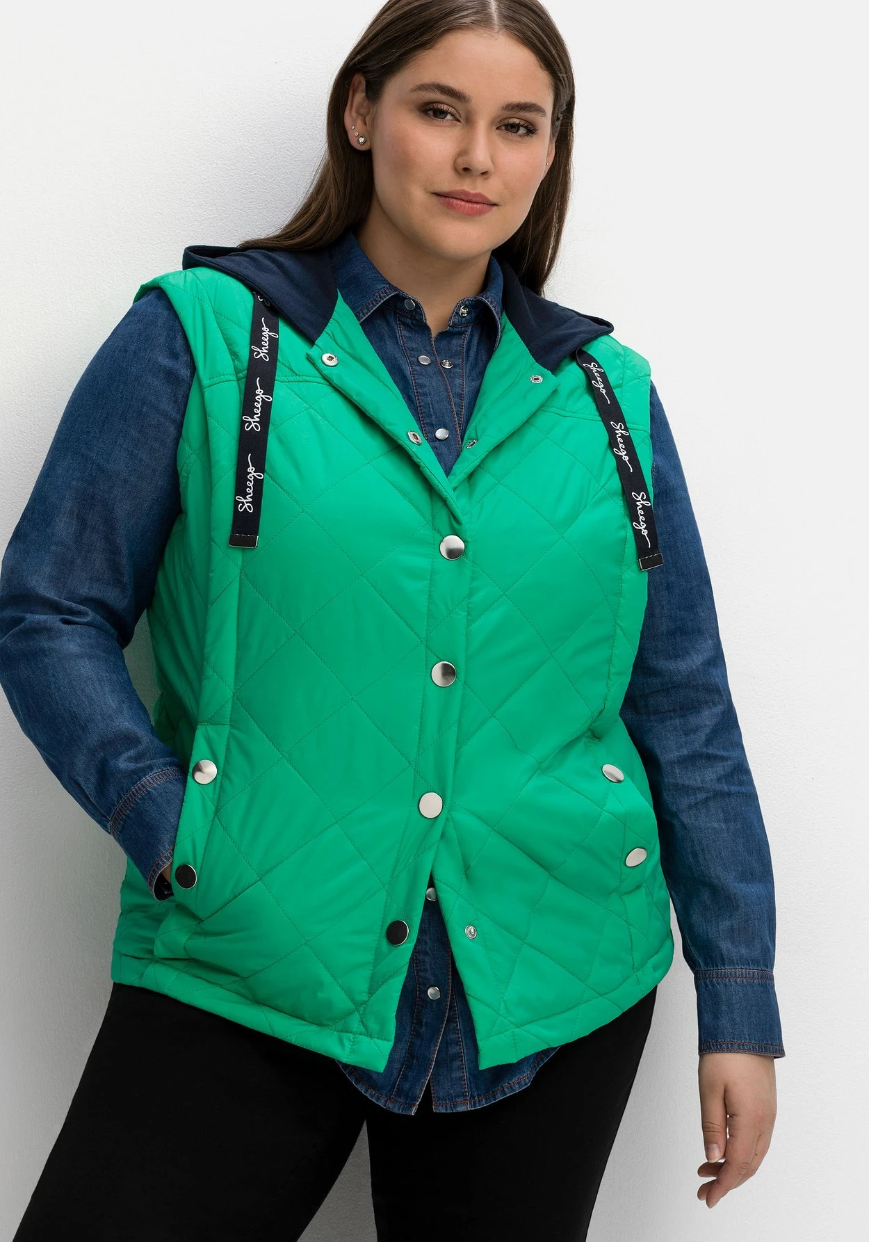 Sheego Taillierte Steppweste Mit Sweat-Kapuze 7 Sheego Taillierte Steppweste Mit Sweat-Kapuze – Bild 5