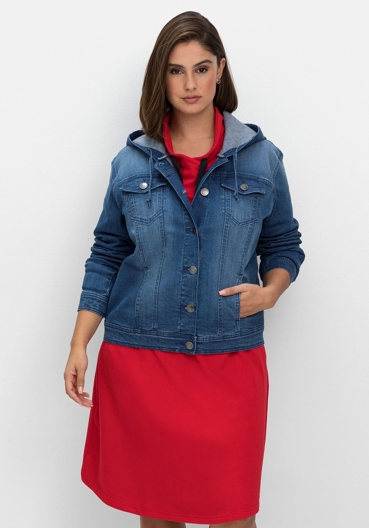 Sheego Kurze Jeansjacke Mit Kapuze 7 Sheego Kurze Jeansjacke Mit Kapuze – Bild 6