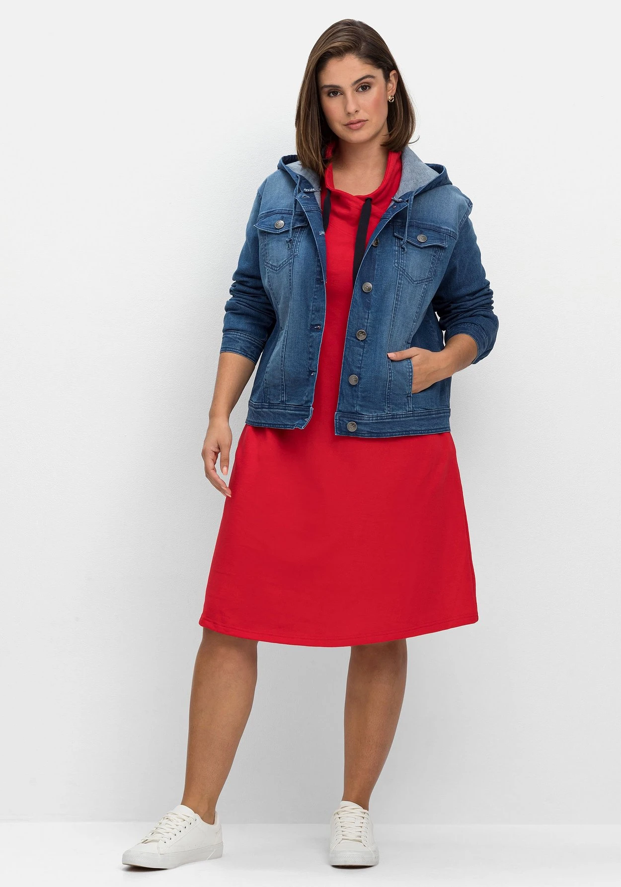 Sheego Kurze Jeansjacke Mit Kapuze 5 Sheego Kurze Jeansjacke Mit Kapuze – Bild 4