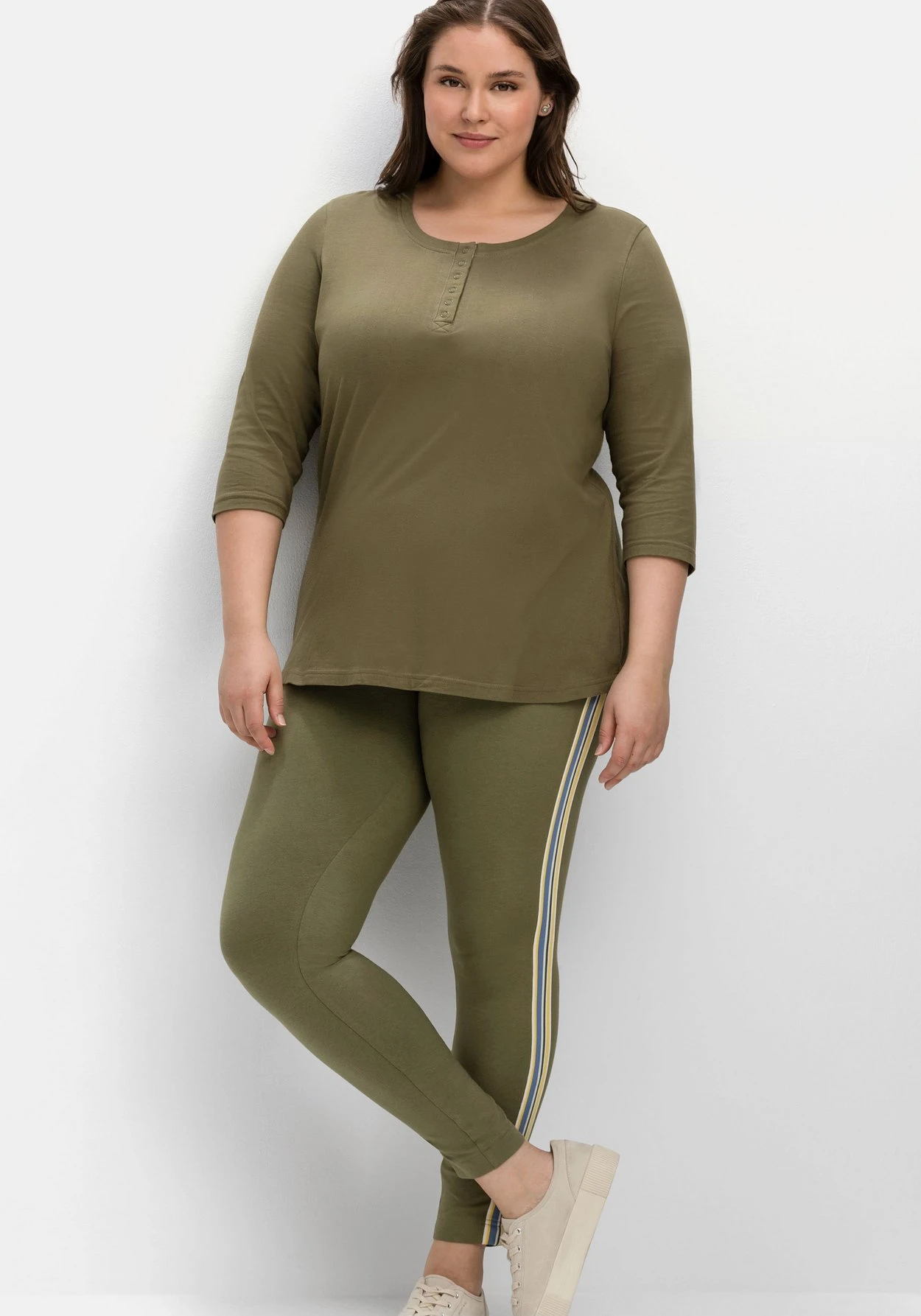 Sheego Shirt Mit Kurzer Knopfleiste Und 3/4-Arm 8 Sheego Shirt Mit Kurzer Knopfleiste Und 3/4-Arm – Bild 6