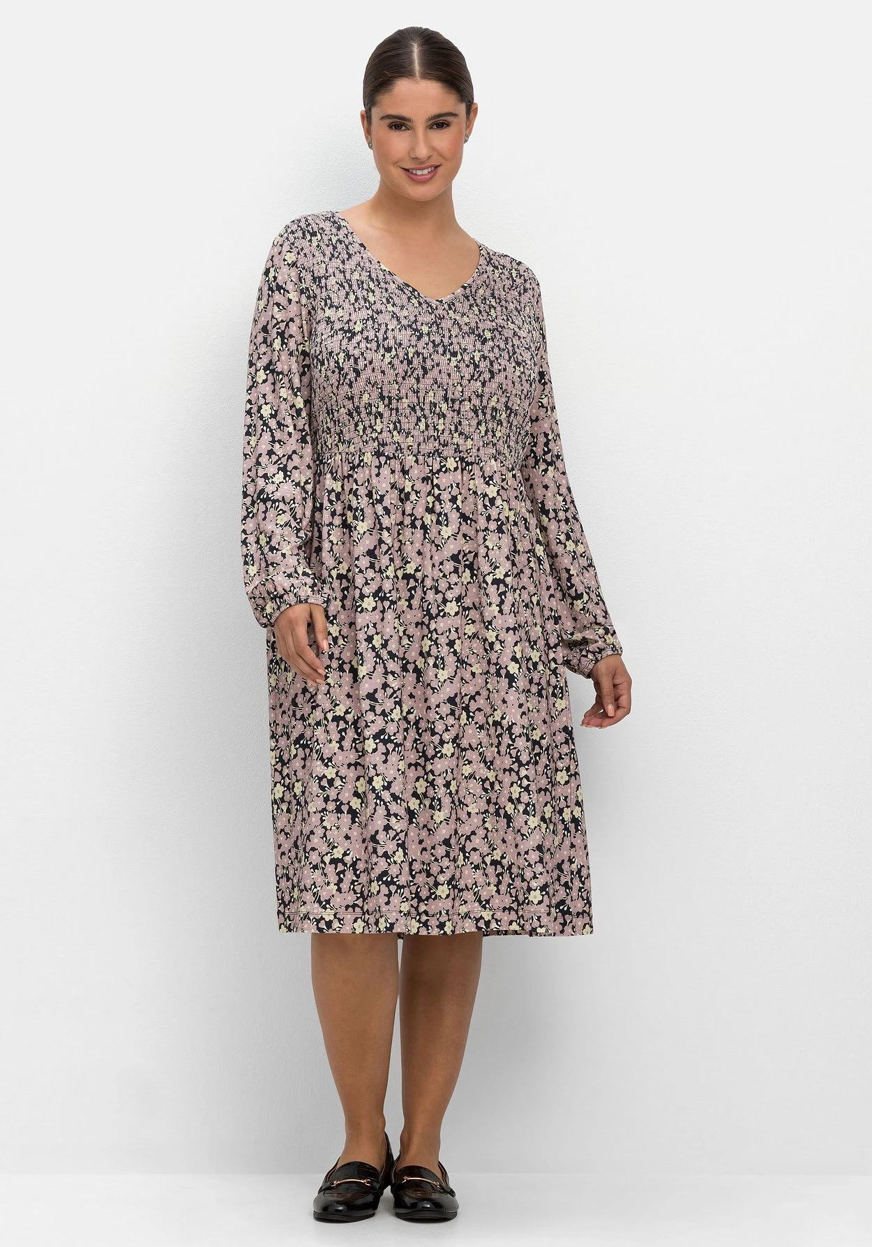 Sheego Jerseykleid Mit Alloverdruck Und Smok-Oberteil 3 Sheego Jerseykleid Mit Alloverdruck Und Smok-Oberteil