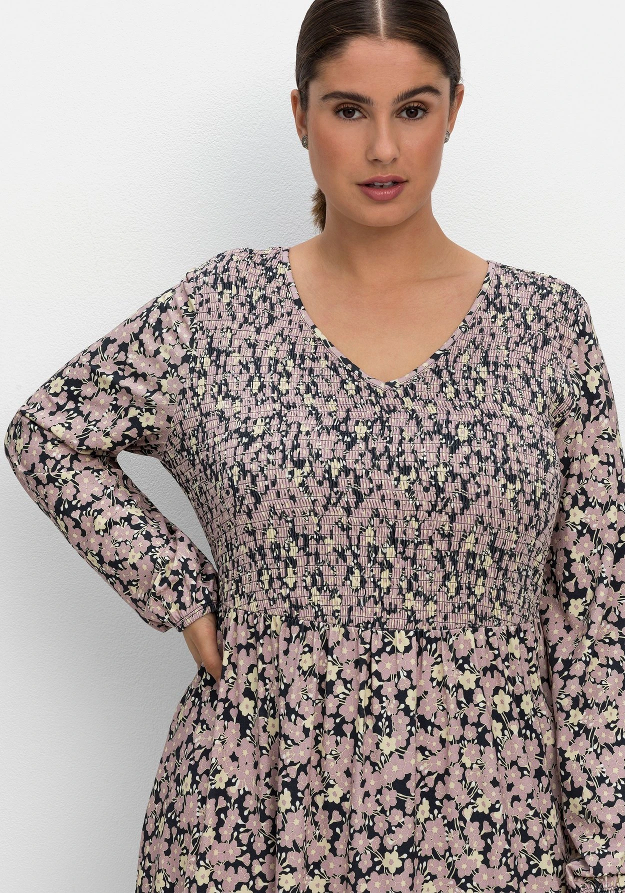 Sheego Jerseykleid Mit Alloverdruck Und Smok-Oberteil 8 Sheego Jerseykleid Mit Alloverdruck Und Smok-Oberteil – Bild 6