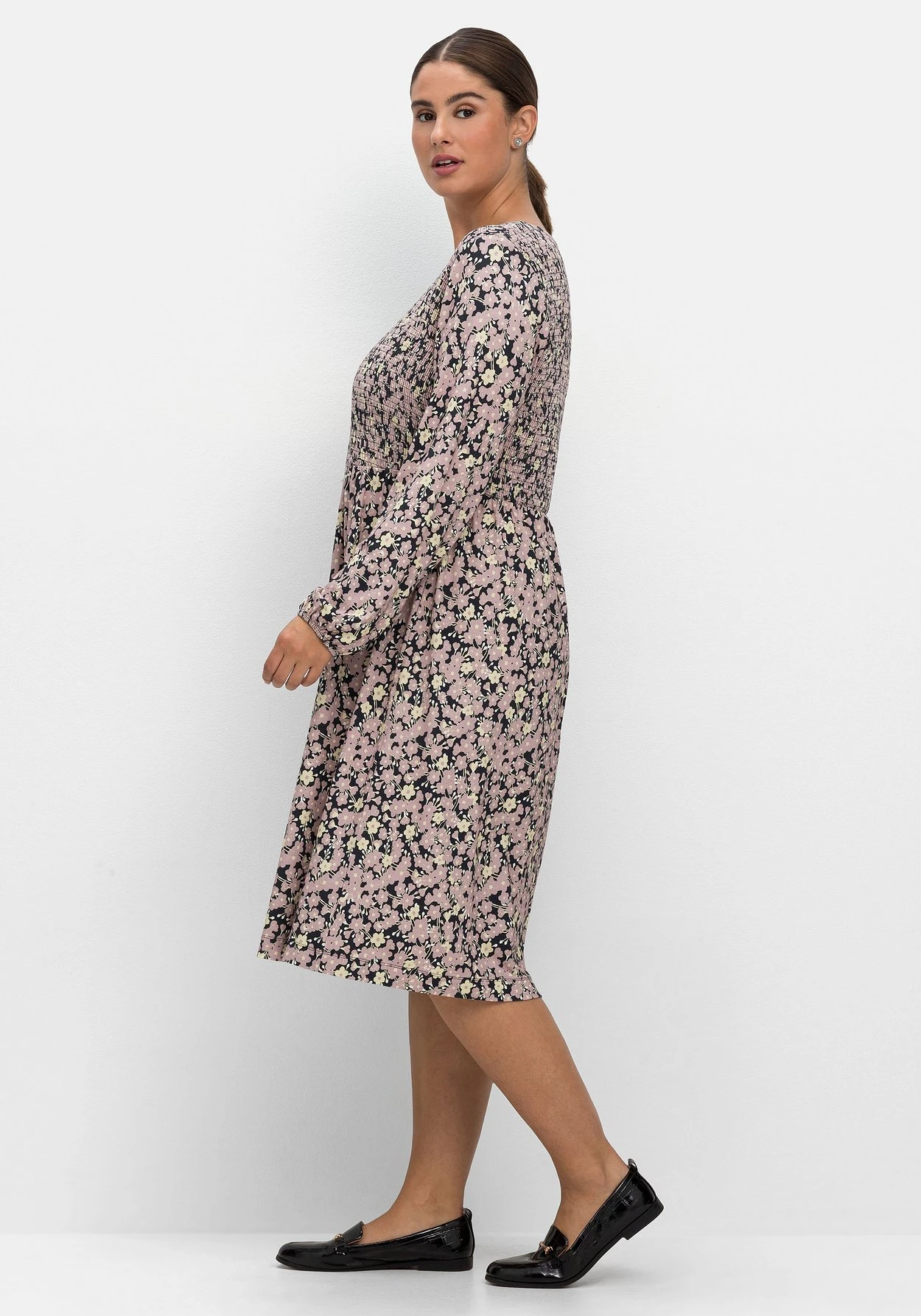 Sheego Jerseykleid Mit Alloverdruck Und Smok-Oberteil 4 Sheego Jerseykleid Mit Alloverdruck Und Smok-Oberteil – Bild 2