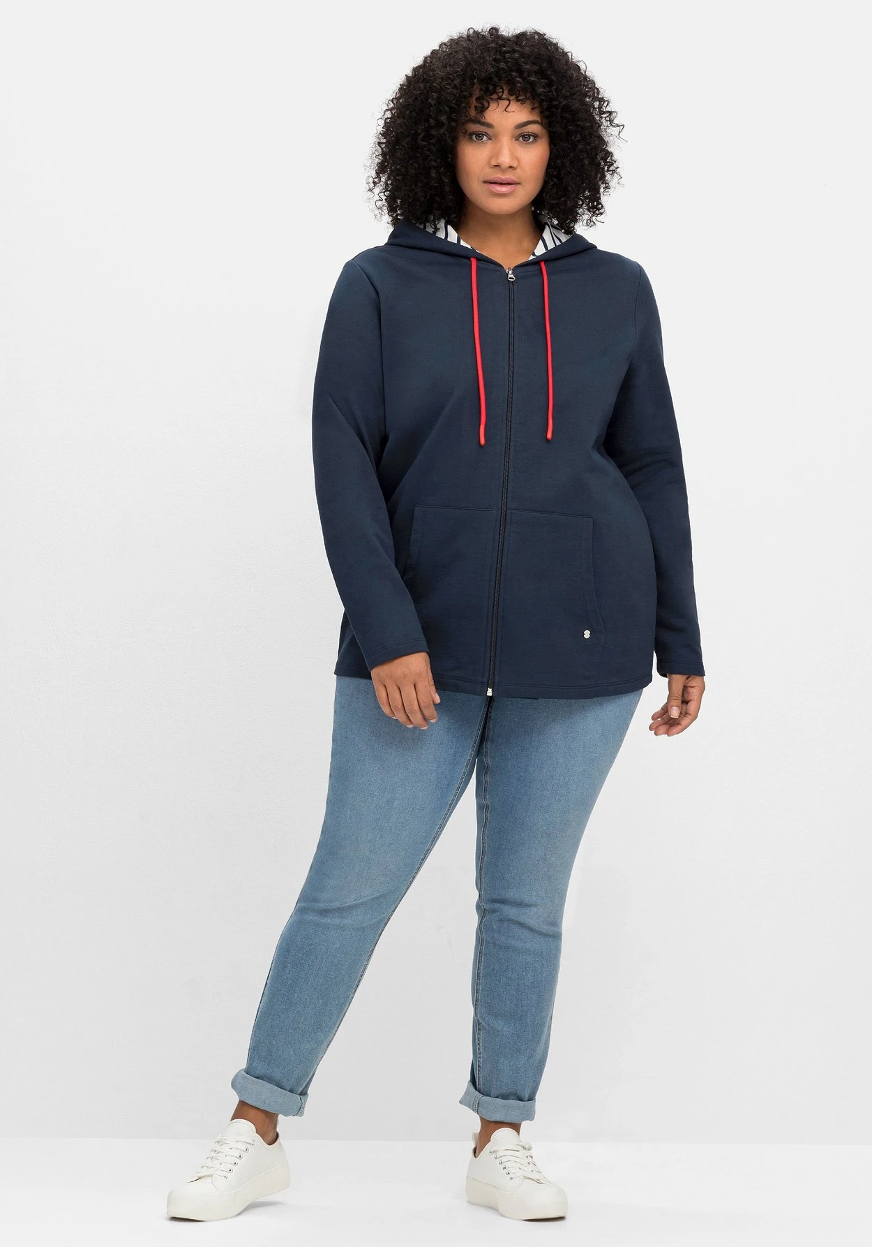 Sheego Sweatjacke Mit Innen Gestreifter Kapuze 6 Sheego Sweatjacke Mit Innen Gestreifter Kapuze – Bild 4