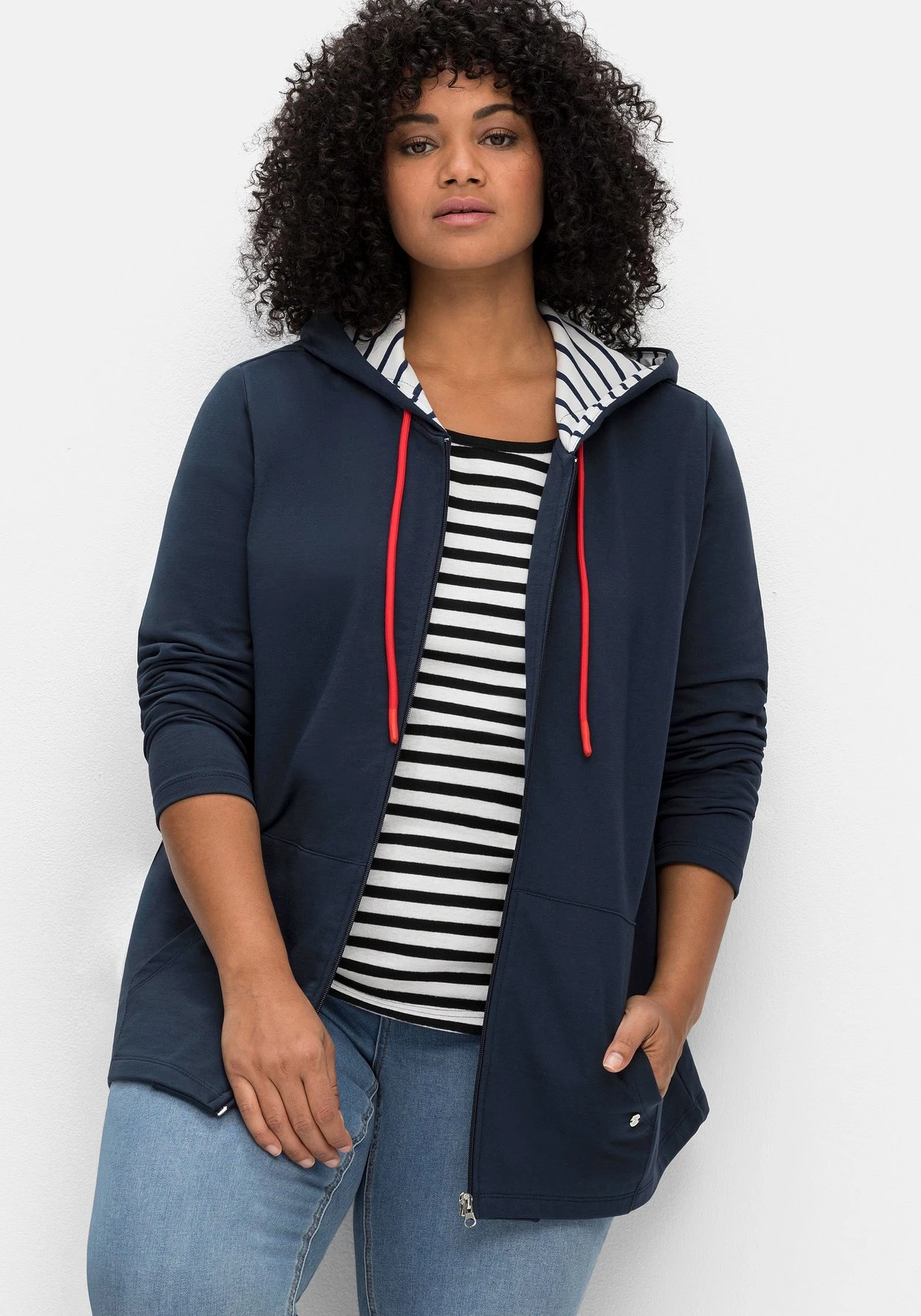 Sheego Sweatjacke Mit Innen Gestreifter Kapuze 8 Sheego Sweatjacke Mit Innen Gestreifter Kapuze – Bild 6