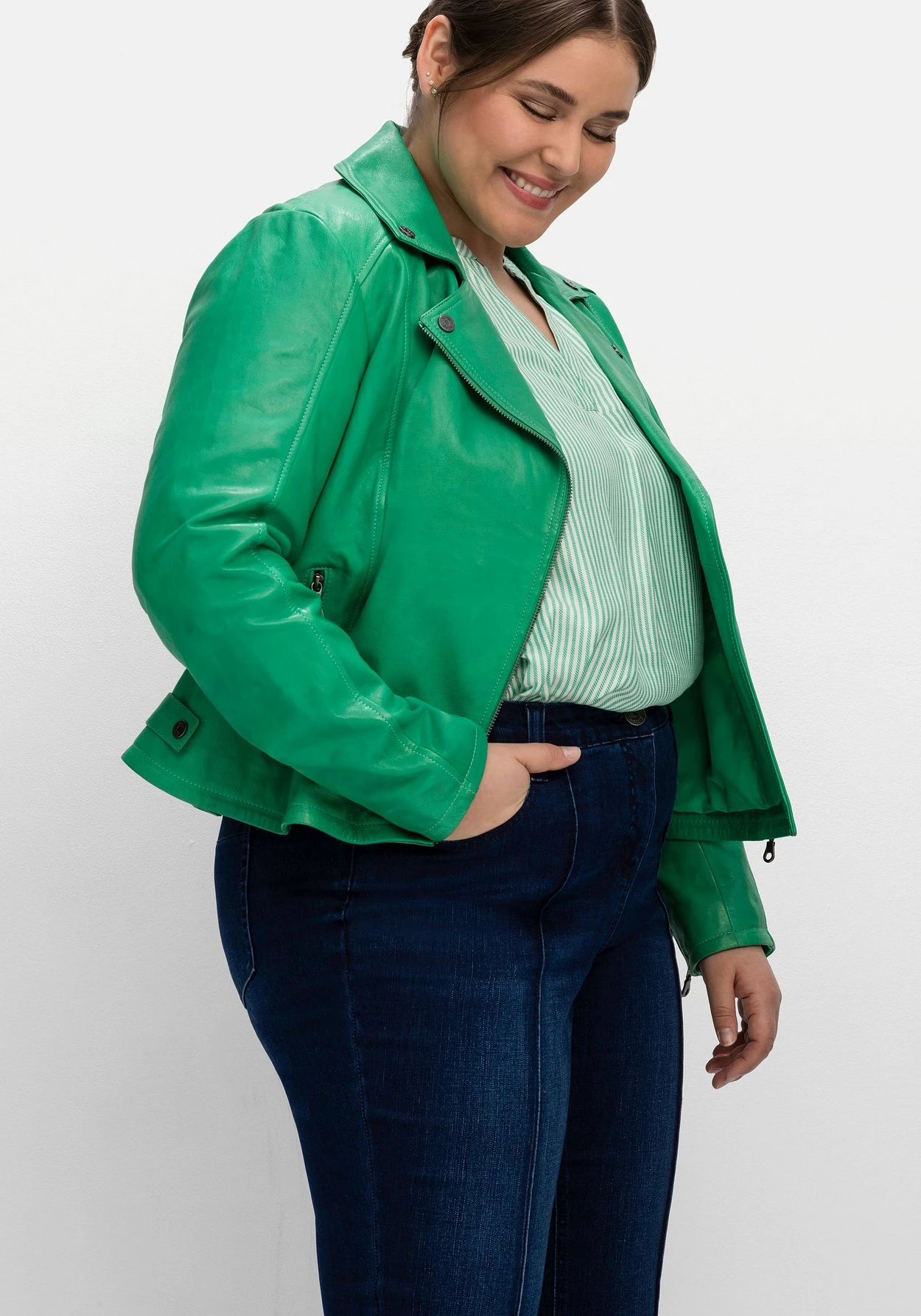 Sheego Kurze Lederjacke Aus Lammnappa, Im Biker-Stil 7 Sheego Kurze Lederjacke Aus Lammnappa, Im Biker-Stil – Bild 5