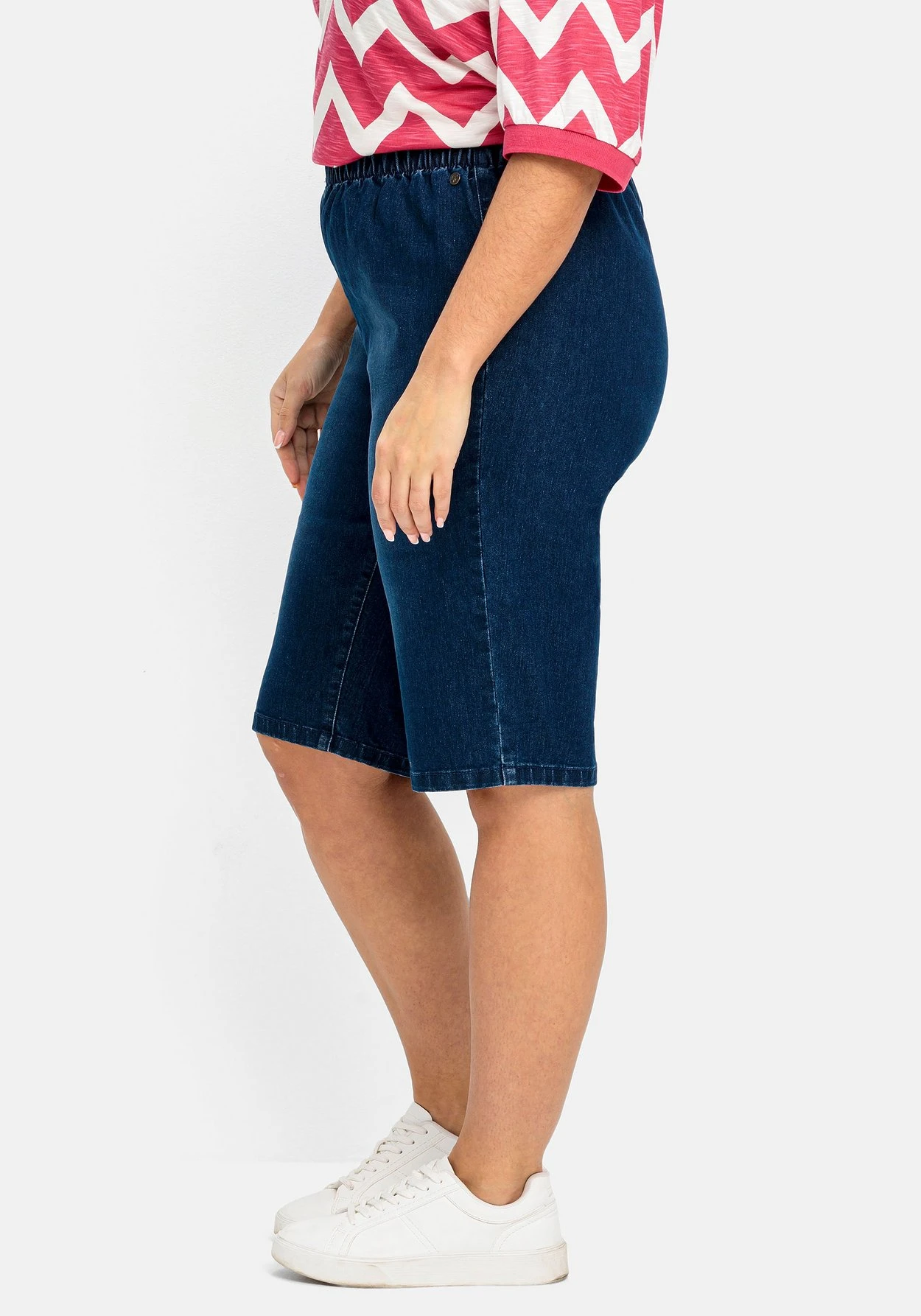 Sheego Schmale Jeans-Bermudas, Mit Gummibund 4 Sheego Schmale Jeans-Bermudas, Mit Gummibund – Bild 2