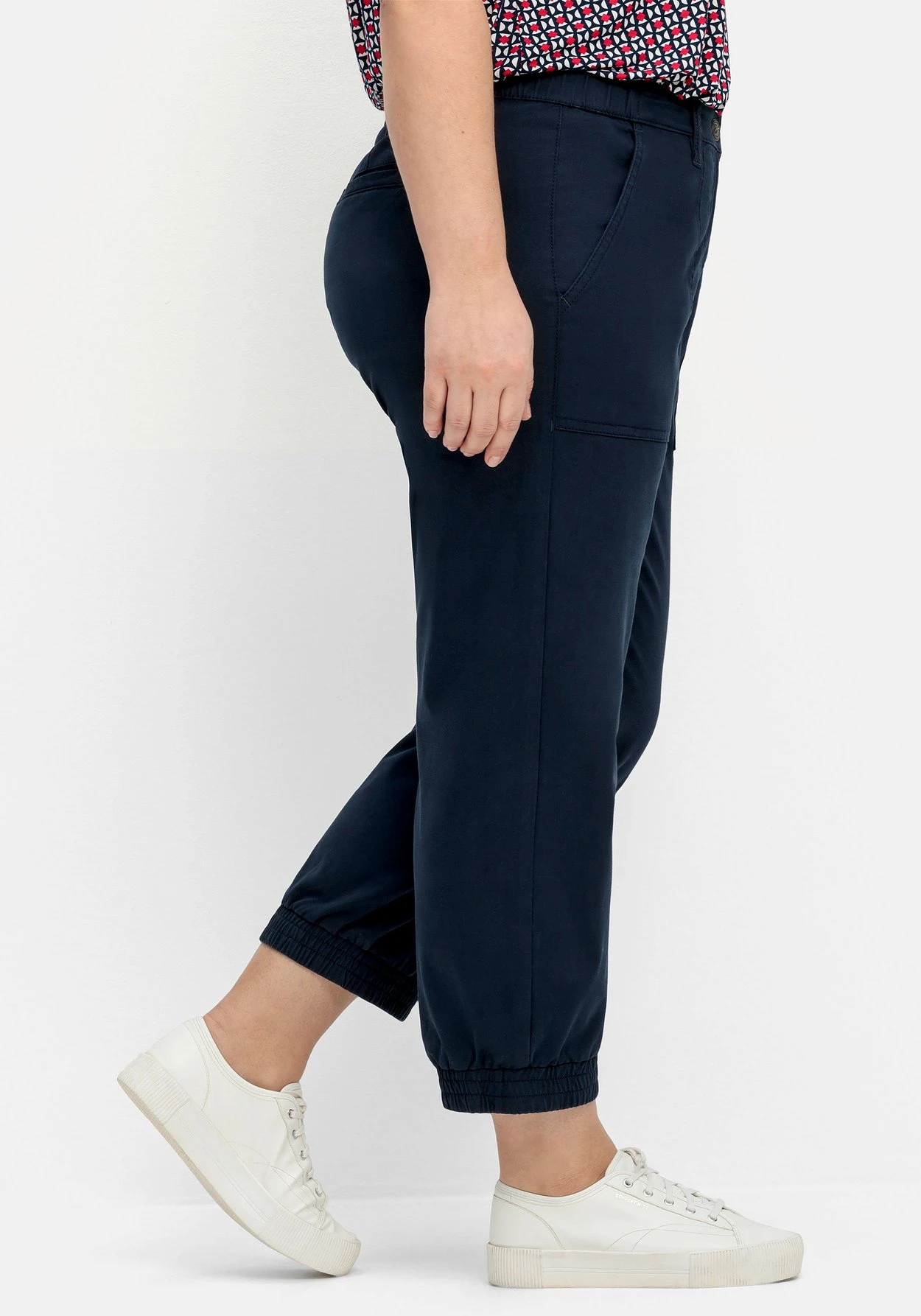 Sheego 7/8-Cargohose Mit Gummibund Und Elastischem Saum 4 Sheego 7/8-Cargohose Mit Gummibund Und Elastischem Saum – Bild 2