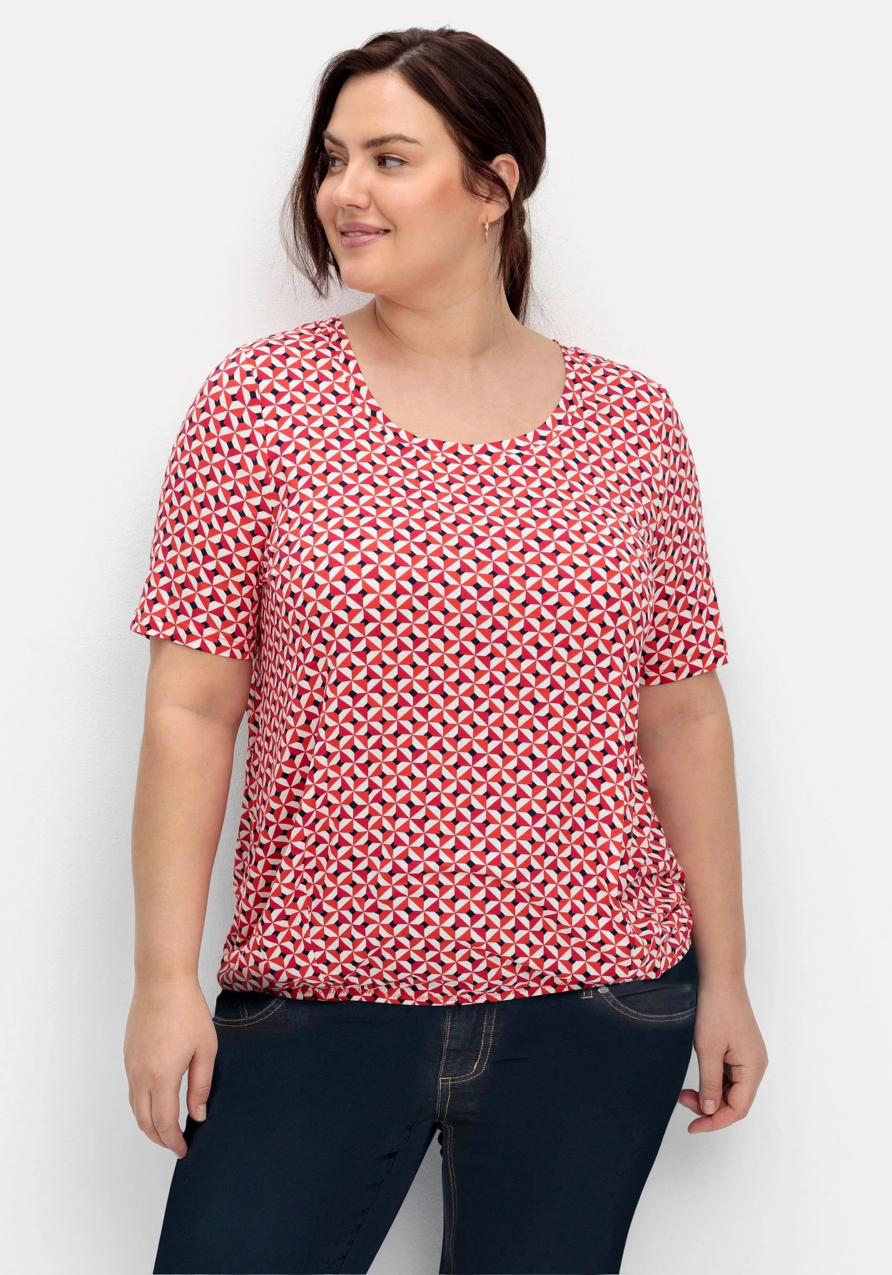 Sheego Shirt Mit Grafischem Muster Und Saumgummi 8 Sheego Shirt Mit Grafischem Muster Und Saumgummi – Bild 6