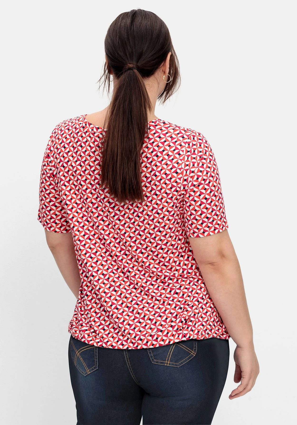 Sheego Shirt Mit Grafischem Muster Und Saumgummi 4 Sheego Shirt Mit Grafischem Muster Und Saumgummi – Bild 2