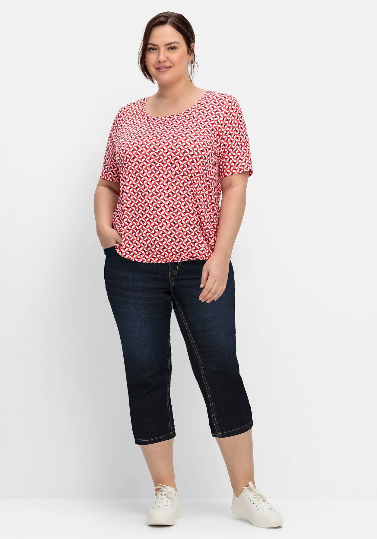 Sheego Shirt Mit Grafischem Muster Und Saumgummi 6 Sheego Shirt Mit Grafischem Muster Und Saumgummi – Bild 4