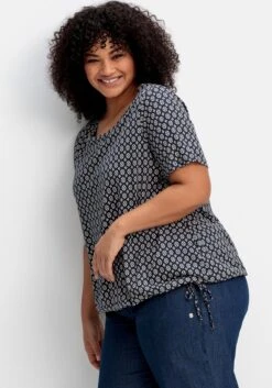 Sheego Shirt Mit Tunnelzug Am Saum Und Alloverprint 13 Sheego Shirt Mit Tunnelzug Am Saum Und Alloverprint -Sheego Verkaufsgeschäft 14894102119 04Q1N 02 SH