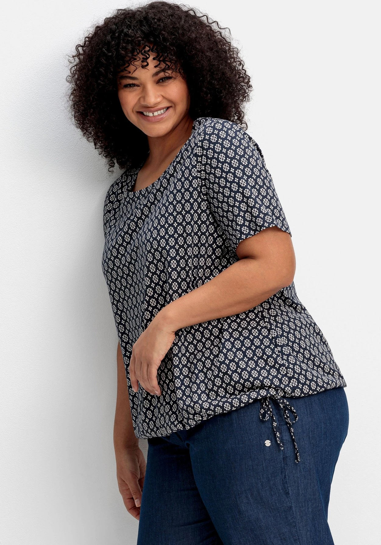 Sheego Shirt Mit Tunnelzug Am Saum Und Alloverprint 8 Sheego Shirt Mit Tunnelzug Am Saum Und Alloverprint – Bild 6