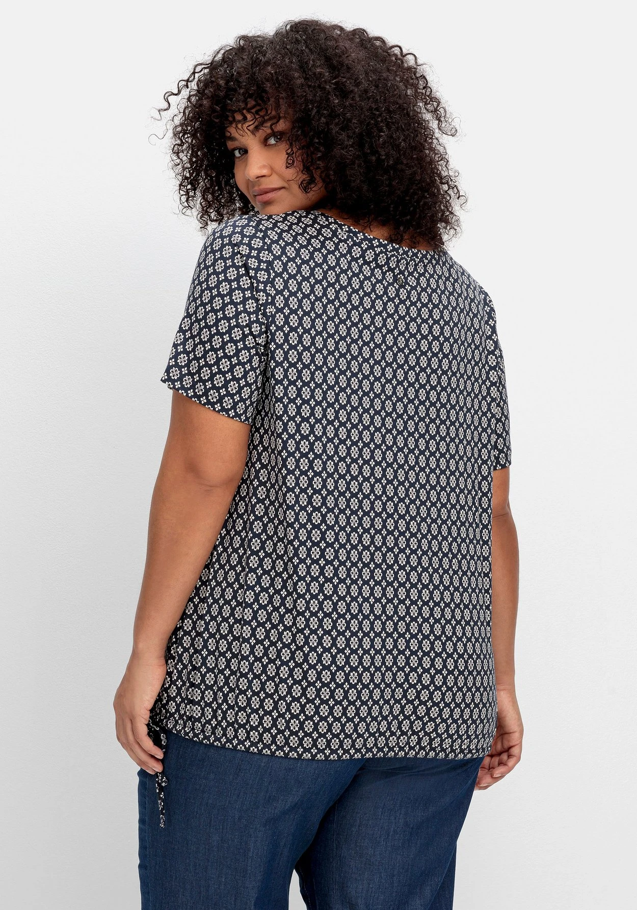 Sheego Shirt Mit Tunnelzug Am Saum Und Alloverprint 4 Sheego Shirt Mit Tunnelzug Am Saum Und Alloverprint – Bild 2