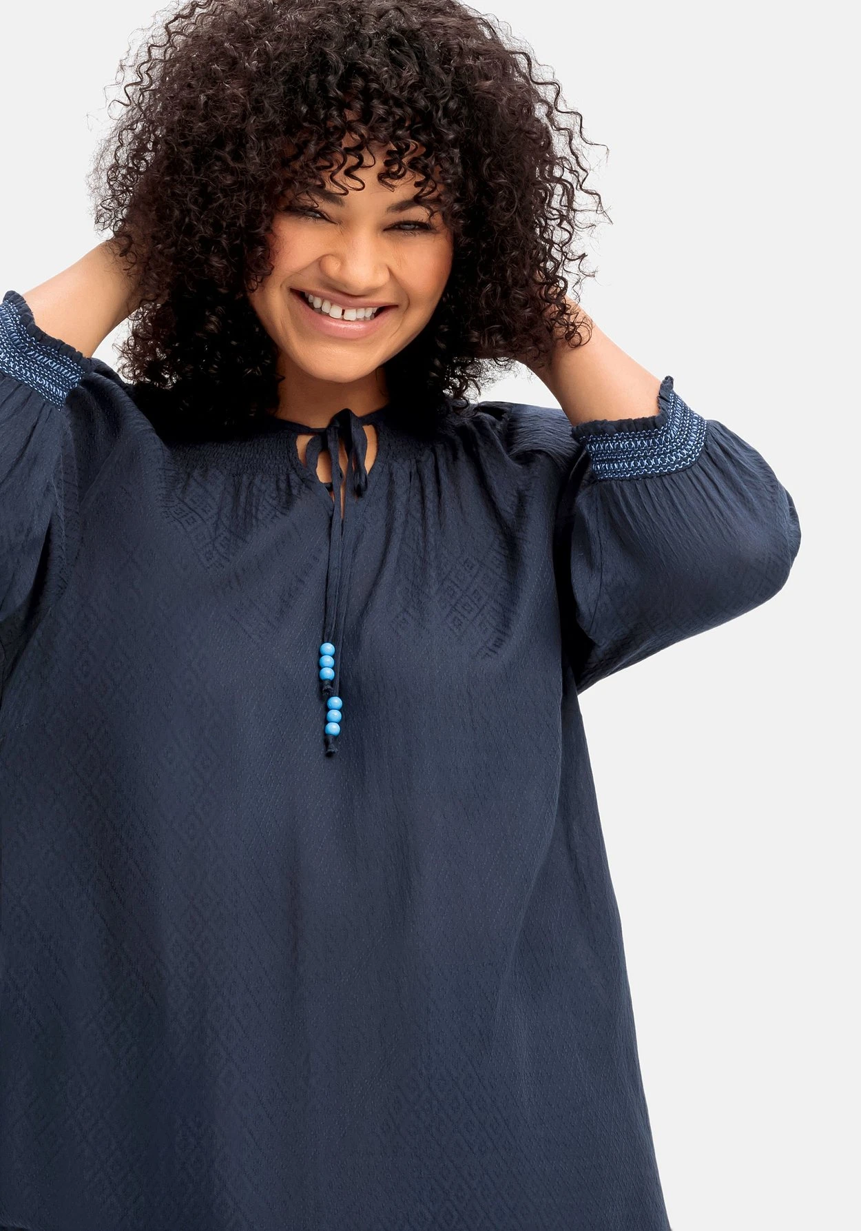 Sheego Tunika Mit Smok-Ausschnitt Und 3/4-Ärmeln 8 Sheego Tunika Mit Smok-Ausschnitt Und 3/4-Ärmeln – Bild 6